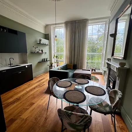 2 Bedrooms Georgian In The Heart Of The *